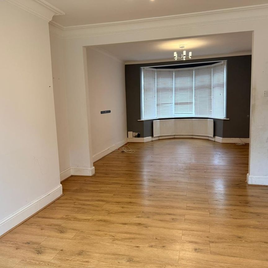 4 Bed End Terrace, Hastings Avenue, IG6 - Photo 1