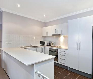 STYLISH & SPACIOUS GROUND FLOOR APARTMENT - Photo 3