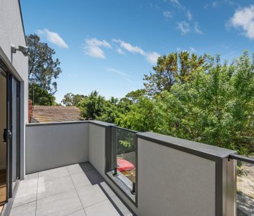 Modern Comfort in a Quiet Court Setting - Photo 5