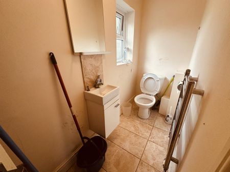 1 bedroom in a flat share to rent - Photo 2