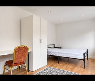 Studio Flat, Howard Close, W3 - Photo 1