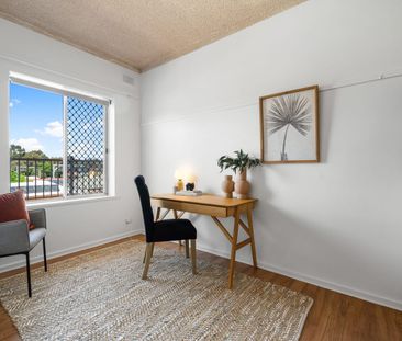 Exquisite City Fringe Retreat with Panoramic Elegance - Photo 5