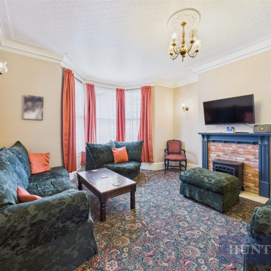 6 bedroom House To Let Total Size: 1938 SQ FT - Photo 1