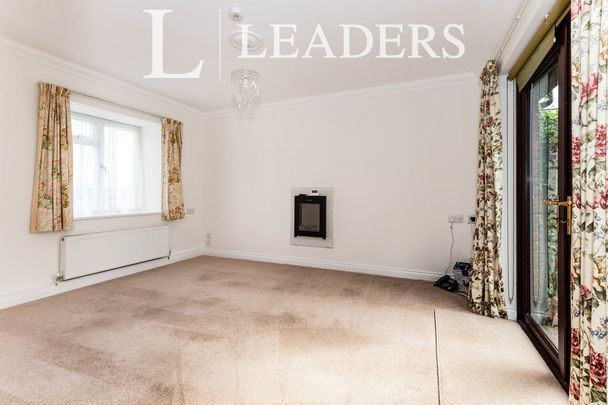 2 bedroom bungalow to rent Willow Walk, Redhill, Surrey, RH1 - Photo 1