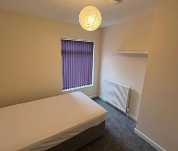 3 bedroom end of terrace house to rent - Photo 2