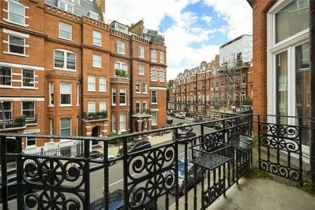 Well-presented 1st and 2nd floor duplex apartment located in the heart of Knightsbridge with bright double reception room, high ceilings and access to communal gardens. - Photo 3