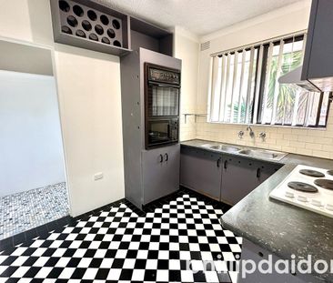 TOP FLOOR, 2 BEDROOM UNIT.... - Photo 3