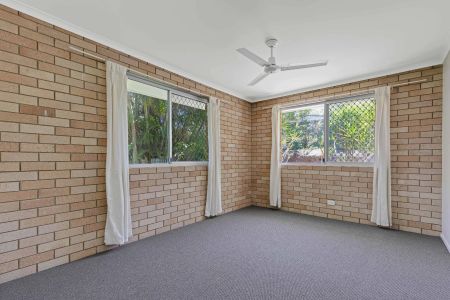 Lowset Family Home in perfect location - Photo 5