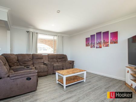 Beautiful, Large, Family Home - Photo 2