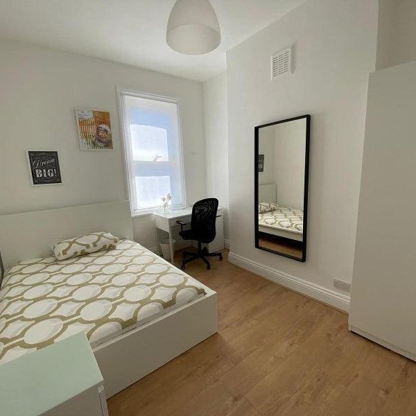 1 bedroom in a house share to rent - Photo 1