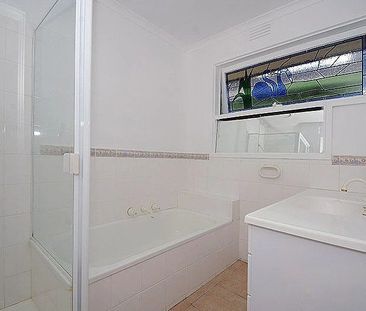 6 Knights Drive, Glen Waverley - Photo 5