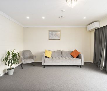 West Is Best – Cozy 2-Bedroom Standalone Home with Spacious Living - Photo 6