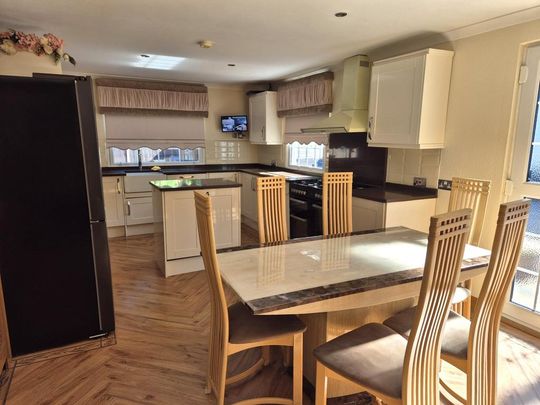 3 bedroom chalet to rent - Photo 1
