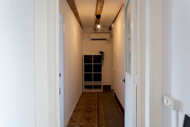 Cozy room with outside window in Barcelona - Photo 1