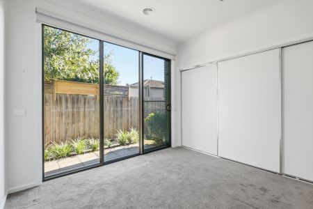 Sun-Drenched, Modern Townhouse in the Heart of Cheltenham - Low-Maintenance Luxury! - Photo 2