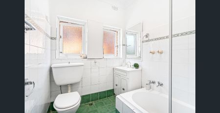 Well presented two bedroom apartment - Photo 4