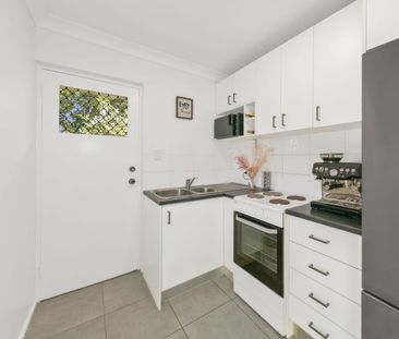 Fully Furnished & Stylishly Renovated Apartment in Prime Northgate ... - Photo 6