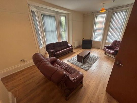 Great 6 Bedroom Apartment, 37 Cromwell Road, Botanic, Belfast, BT7 1JX - Photo 1