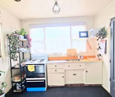 Cosy, Convenient & Fully Self-Contained - Photo 3