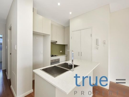 STUNNING SPLIT- LEVEL DUAL ASPECT EXECUTIVE APARTMENT - Photo 1