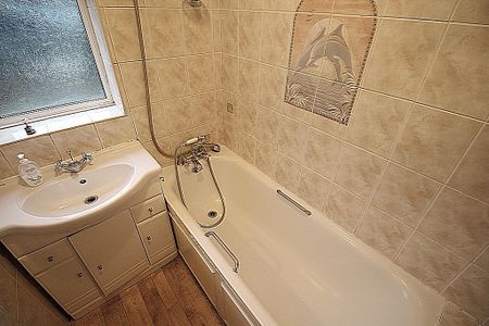 Chestnut Close, UB7, Harlington - Photo 5