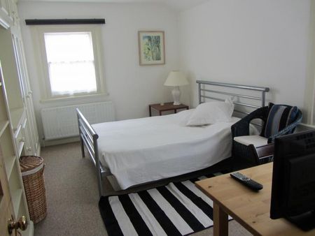 Large room with shower/wc LONDON ZONE 1 Close to Vauxhall and Nine Elms stations. £750 a month. - Photo 4