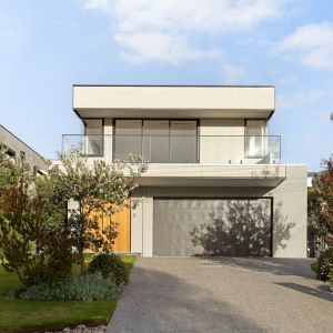Modern elegance meets effortless styling, with the beach on your doorstep! - 6 month lease - Photo 3
