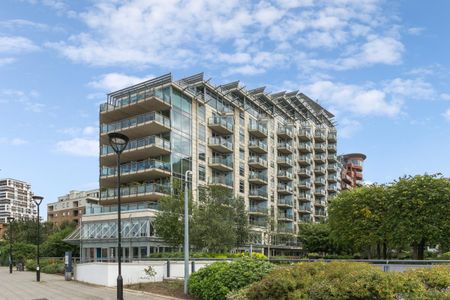 3 bedroom flat in Battersea Reach - Photo 2