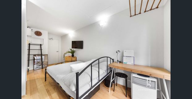 Cosy studio apartment with excellent surrounding & furnished. Self-contained. Have your own privacy. - Photo 1