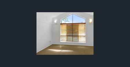 Spacious Family Retreat in Prime Location - Photo 3