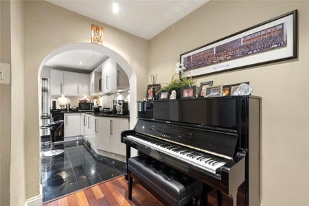 5 bedroom semi-detached house to rent - Photo 2