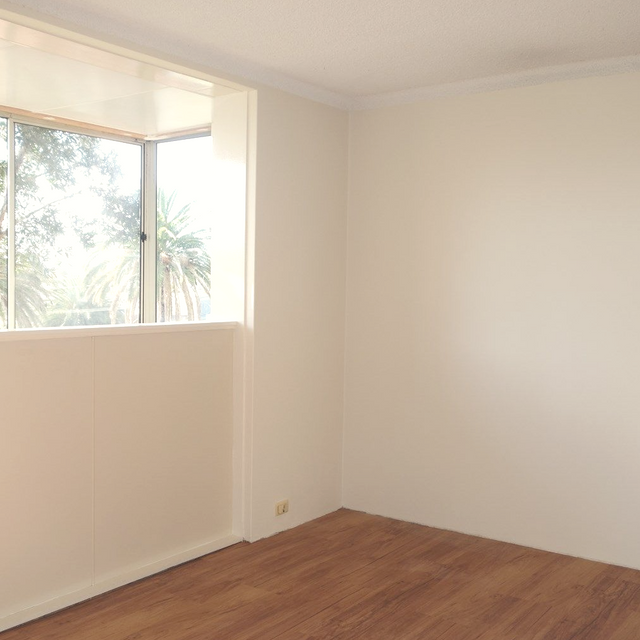 Conveniently located 2 bedroom unit - Photo 1