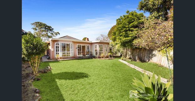 5-Bedroom Family Home in a Peaceful Glen Waverley Cul-de-Sac - Photo 1