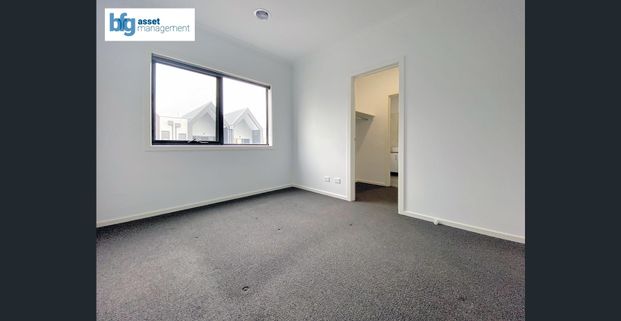 Discover Modern & Spacious Living in this 3-Bedroom Townhouse! - Photo 1