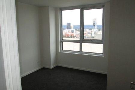 Unfurnished Three Bedroom Apartment In Prime CBD Location - Photo 5