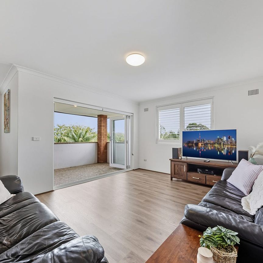 Light filled top floor apartment with leafy outlook - Photo 1