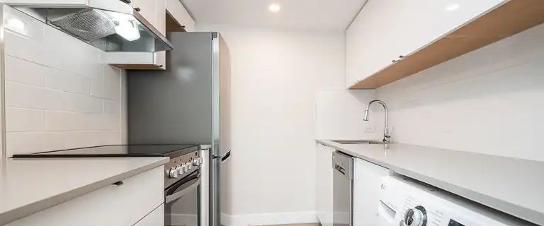 1 Bedroom renovated with a stunning city and mountain view | 1011 Beach Avenue, Vancouver - Photo 1