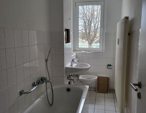 2 Monate kaltmietfrei wohnen! Renovierte Dreiraumwohnung im Hochparterre mit Tageslichtbad und Wanne! - Photo 1