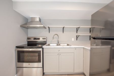 Bright & Spacious Lower Unit for Rent in St Catharines! - Photo 2