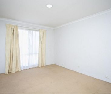 4 Bedrooms, Large Yard, Close to Everything - Photo 3