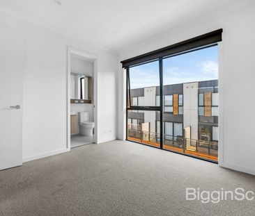 Charming 3-Bedroom Home with Garage in Port Melbourne - Photo 2