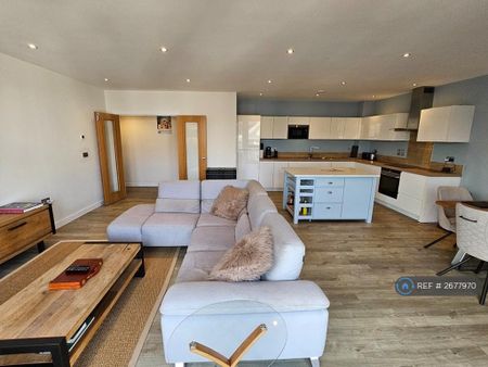 2 bedroom flat to rent - Photo 2