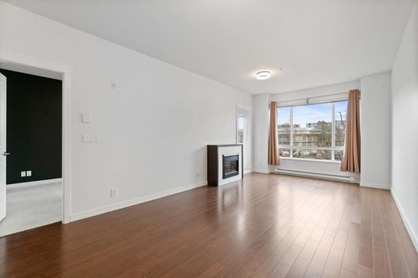 Spacious 1 Bedroom + Den Condo - Photo 1
