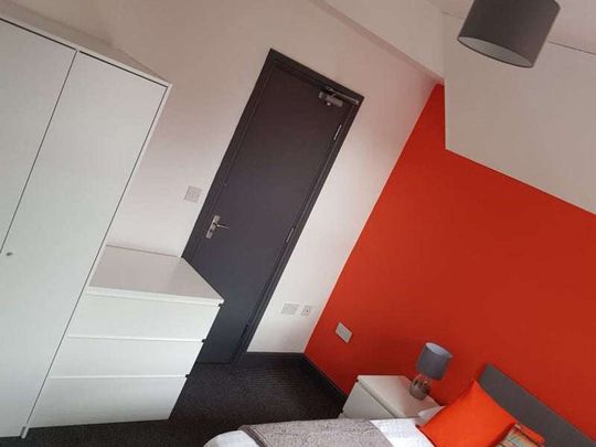 Shared House in the Town Centre Room 2 - Photo 1