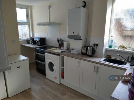 2 bedroom flat to rent - Photo 2