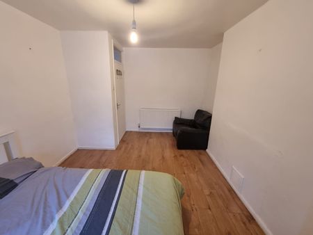 Room in a Shared Flat, Clapton Common, E5 - Photo 4