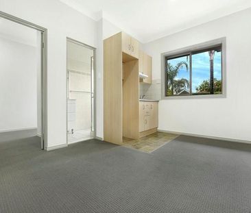 One bedroom unit in the centre of Wollongong! - Photo 2