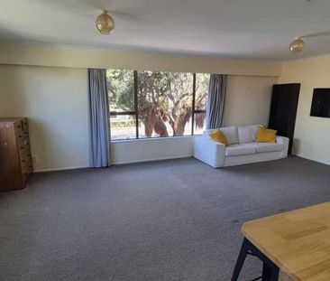 Convenintly-located house with central heating - Photo 2