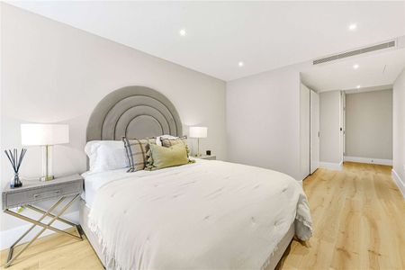 Recently refurbished three bedroom apartment in a high specification new development on Baker Street - Photo 2
