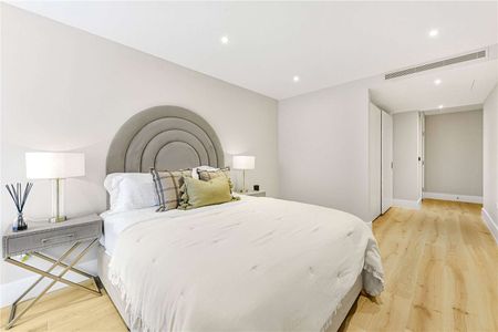 Recently refurbished three bedroom apartment in a high specification new development on Baker Street - Photo 5